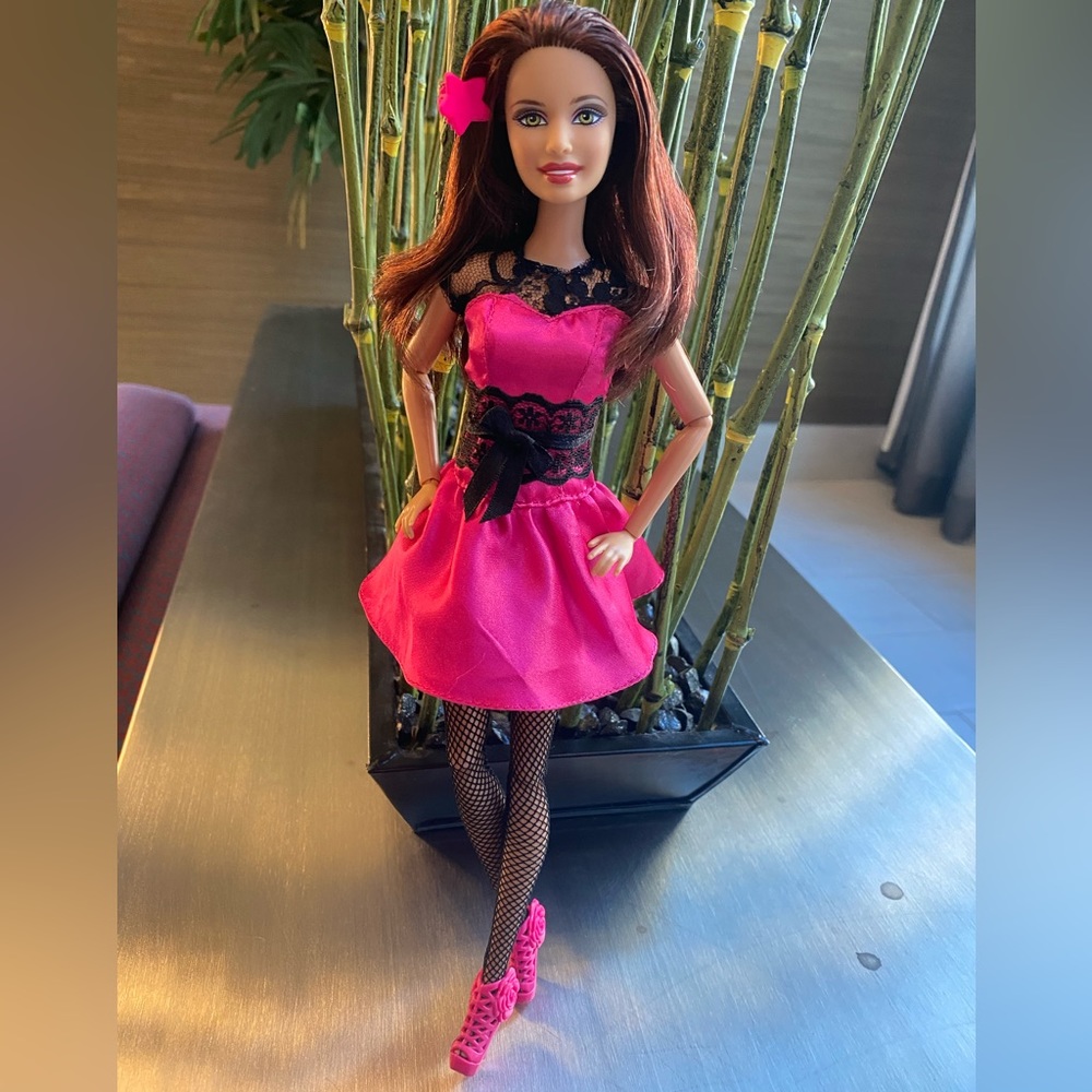 New Barbie Teresa Articulated Doll - Picture 8 of 14